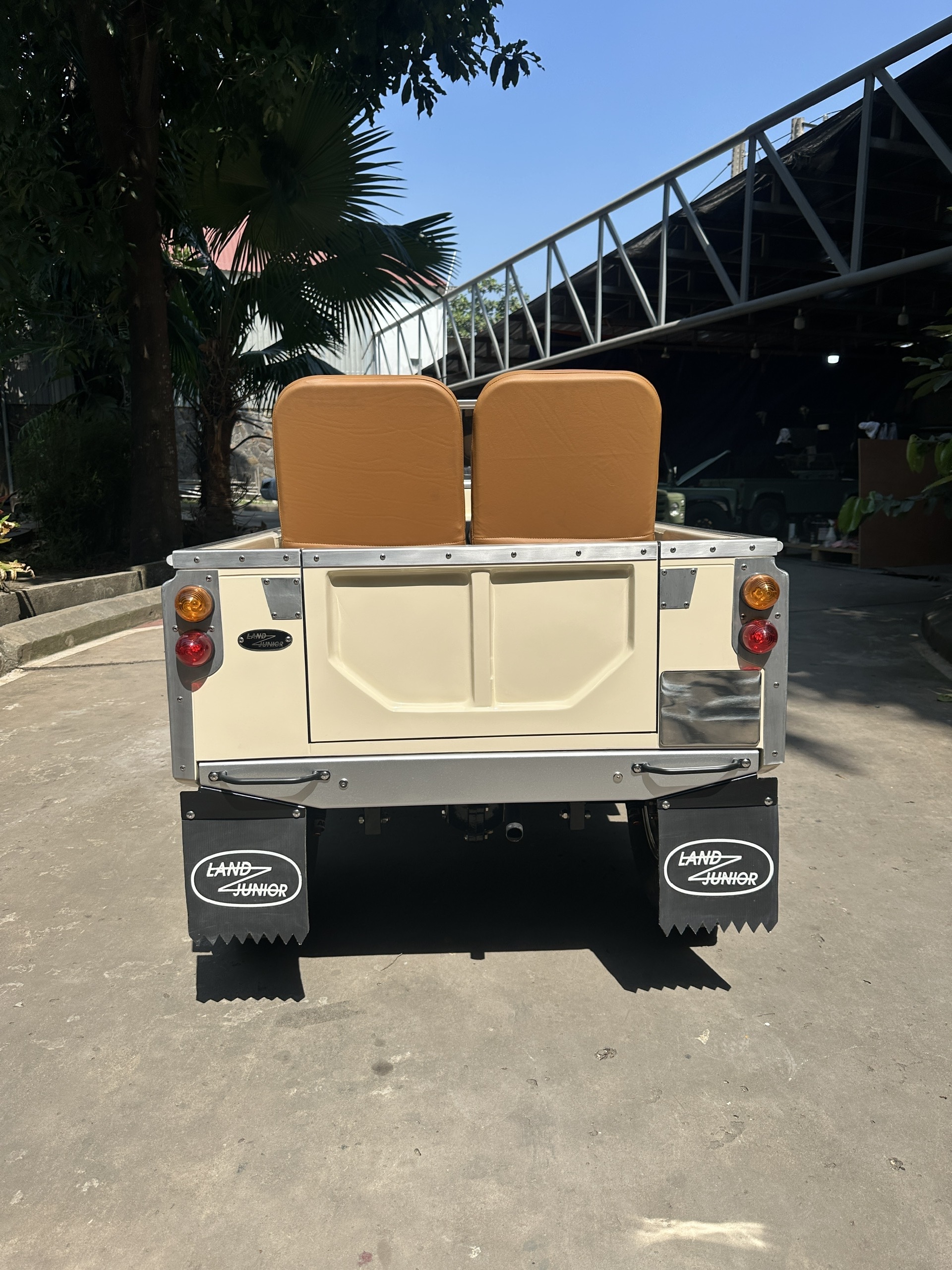 Land Junior 6