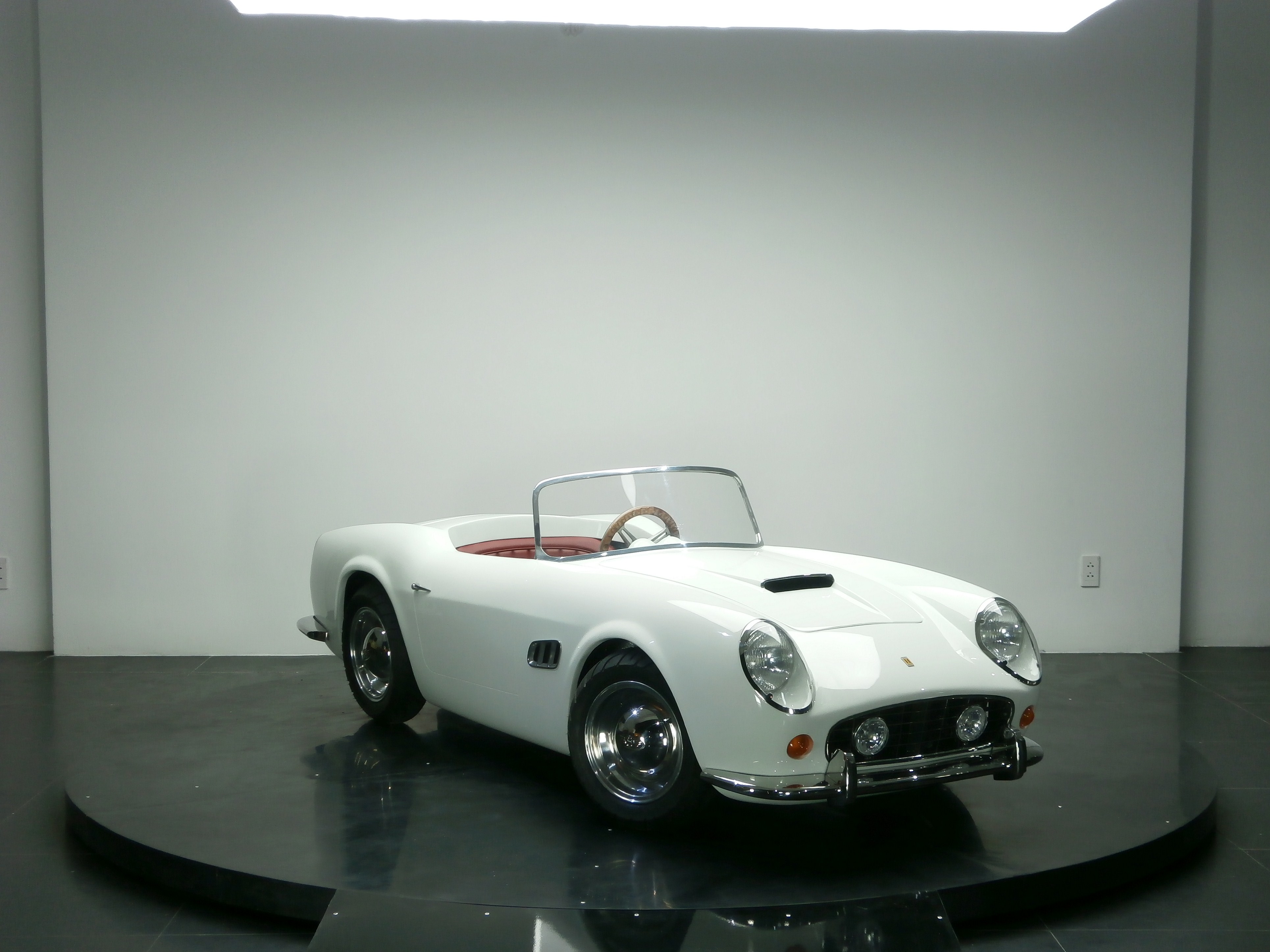 Spyder White